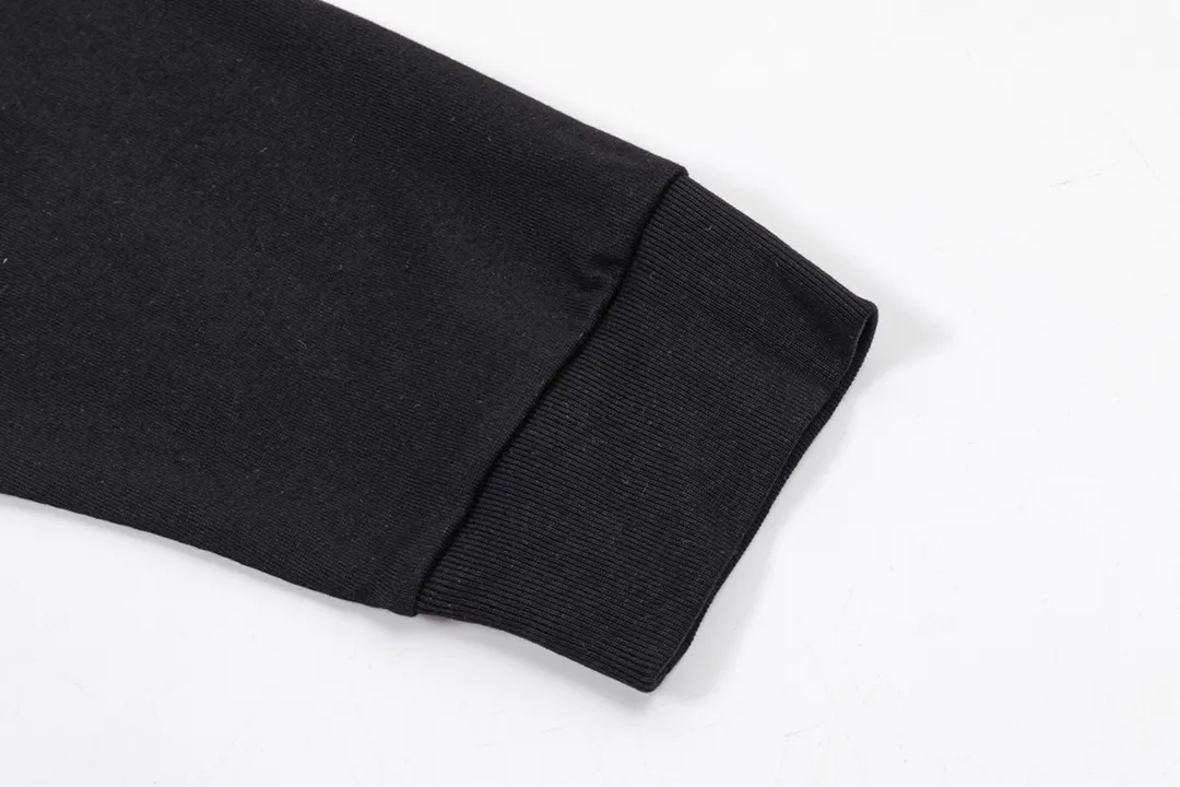 P200 CHROME HEARTS LoGo is fashionable and elegant, with a dropped shoulder style. The fabric is made of 26s double-yarn combed cotton compact spinning yarn with a weight of 280. It is matched with 1*1 Salona rib. The fabric is fermented and has a loose fit. Color: Black Size: S～XXL